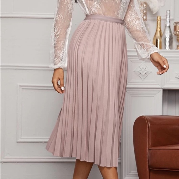 Pleated skirt - Picture 5 of 9